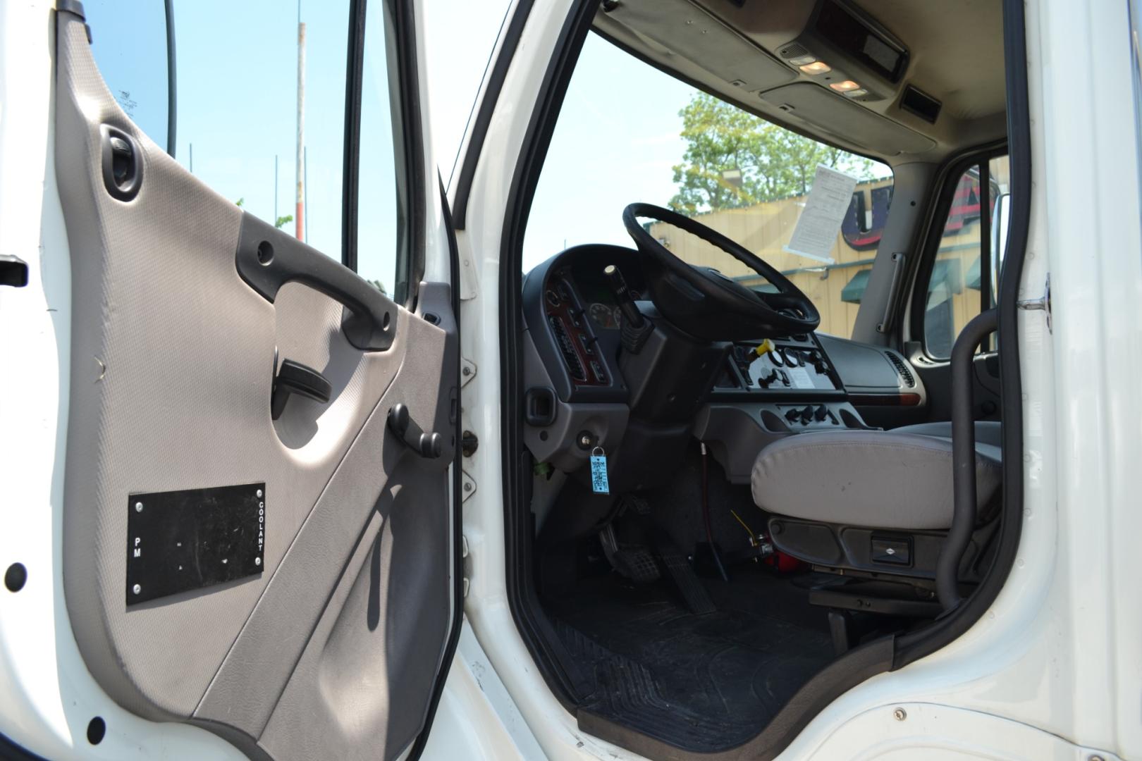 2017 WHITE /BLACK FREIGHTLINER M2-106 with an CUMMINS ISB 6.7L 220HP engine, ALLISON 2200RDS AUTOMATIC transmission, located at 9172 North Fwy, Houston, TX, 77037, (713) 910-6868, 29.887470, -95.411903 - Photo#14